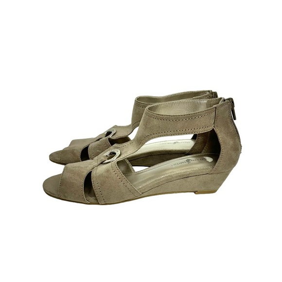 Jaclyn Smith Daphne Khaki Gray Faux Suede Strappy Wedge Heel Sandals Size 6 - Picture 2 of 15